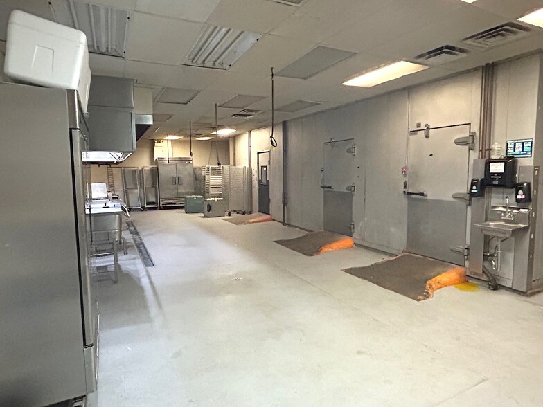 More Photos Of 1709 W Washington Blvd, Chicago Warehouse For Sale