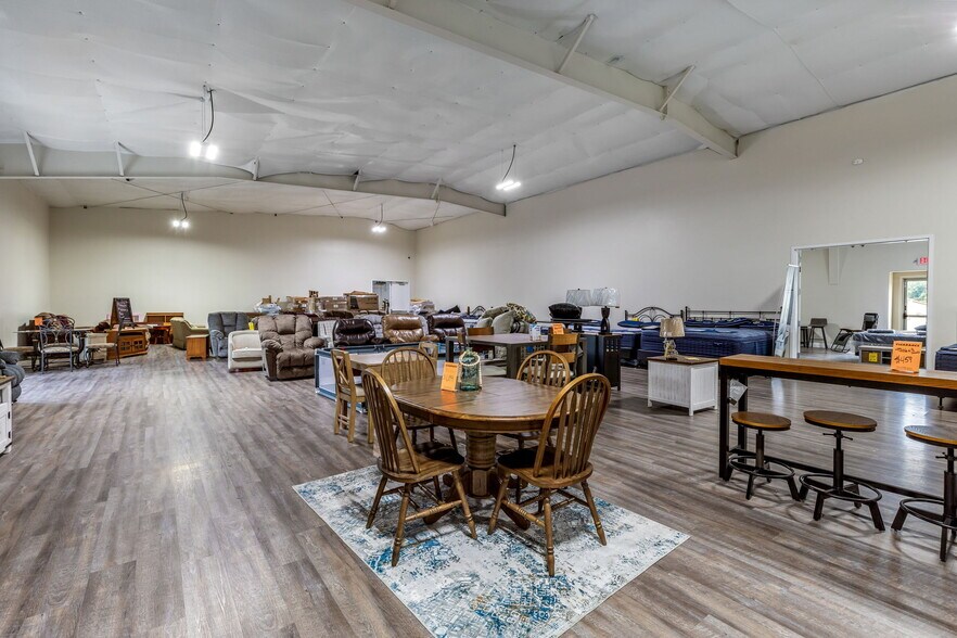 More Photos Of 650 Walton Dr, Farmington Storefront Retail Office For Sale