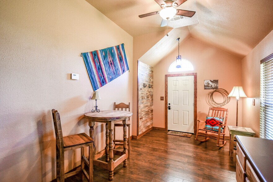 More Photos Of 512 N Travis St, Granbury Hospitality For Sale