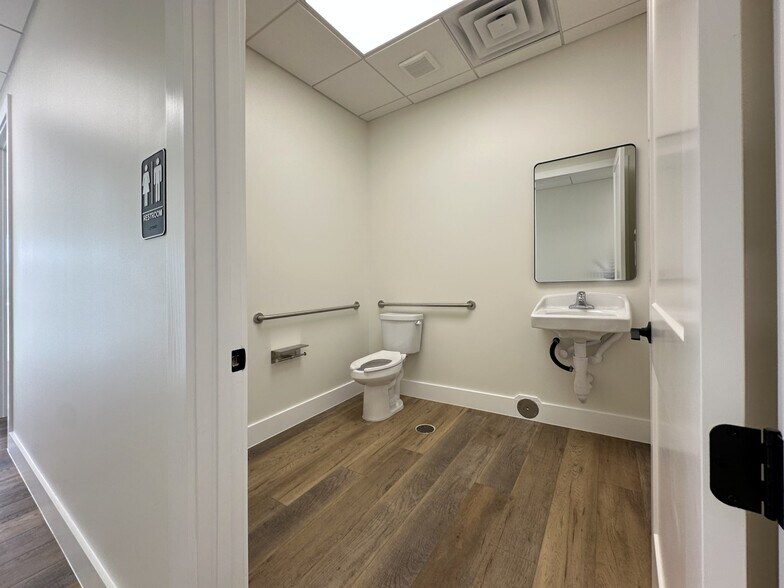 More Photos Of 1704 Westair, Gainesville Warehouse For Sale