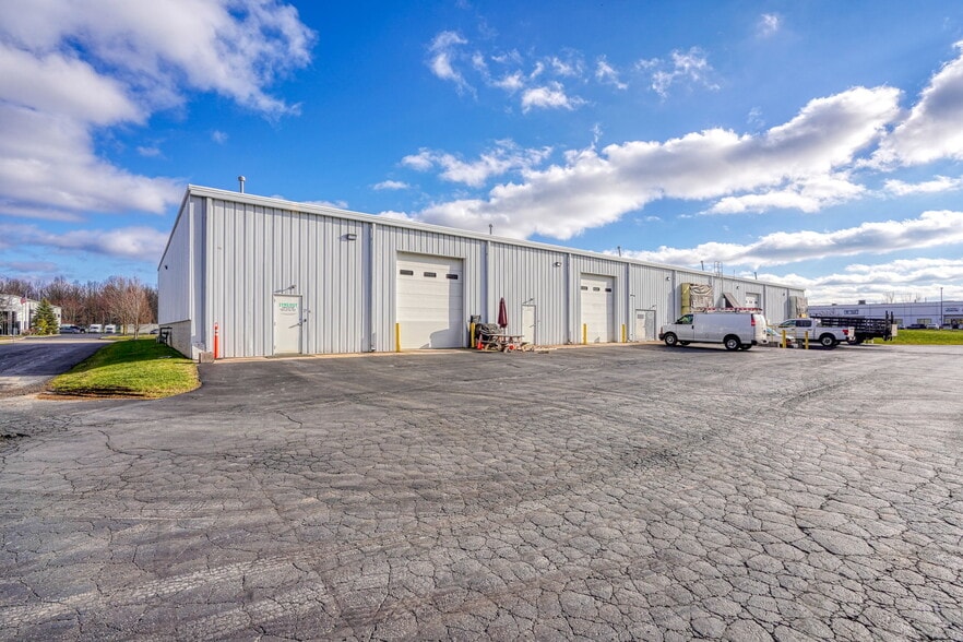 More Photos Of 735 Cross Pointe Rd, Gahanna Research And Development For Lease