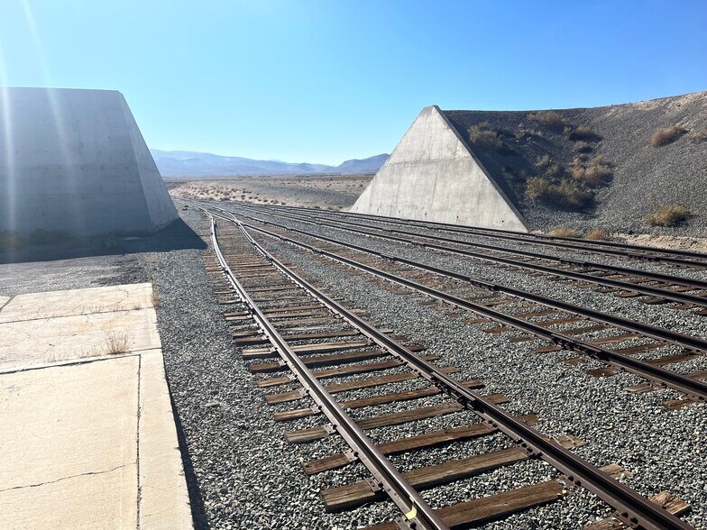 More Photos Of 2 S Maine Ave, Hawthorne Warehouse For Lease