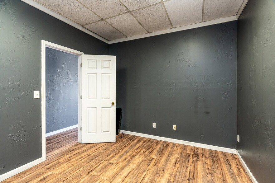 More Photos Of 405 S Pershing St, Energy Office For Sale