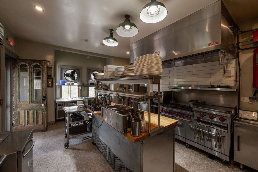 More Photos Of 102 Main St, Jefferson Hotel For Sale