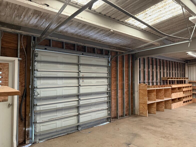 More Photos Of 1904 Hialeah Dr, Seabrook Light Manufacturing For Lease