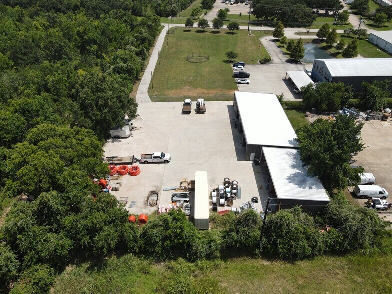 More Photos Of 17130 Groeschke Rd, Houston Warehouse For Lease