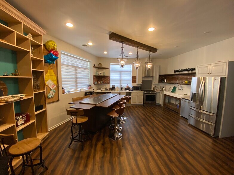 More Photos Of 72-76 N Broadway St, Des Plaines Light Distribution For Sale