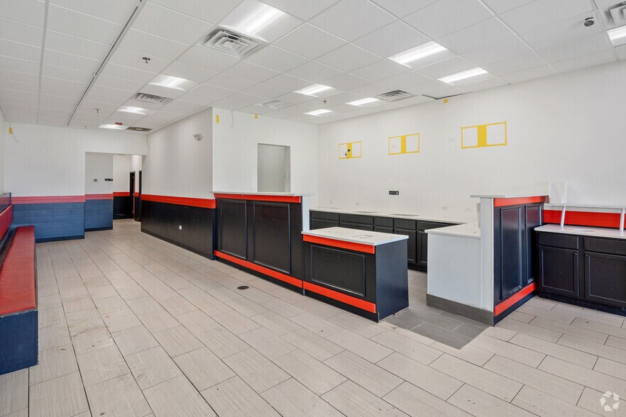 More Photos Of 401-499 Lake Cook Rd, Deerfield Storefront For Lease