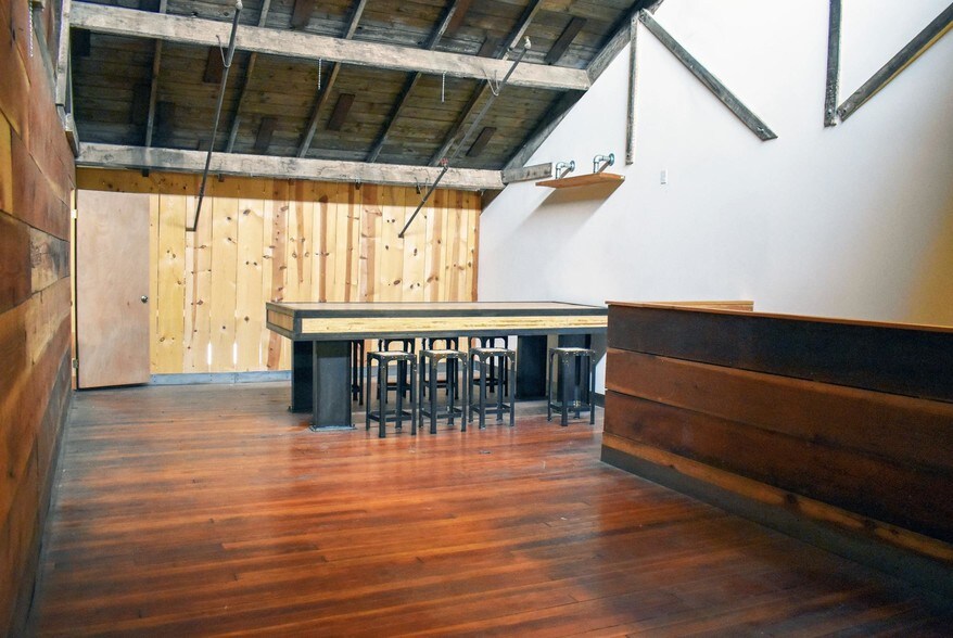 More Photos Of 560 E Commercial St, Pomona Manufacturing For Lease