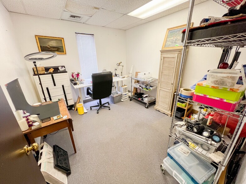 More Photos Of 1001-1009 W Industrial Ave, Midland Warehouse For Lease