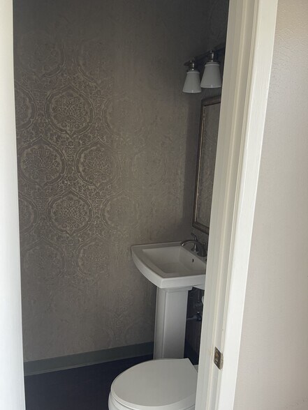 More Photos Of 404 University Dr E, College Station General Retail For Lease