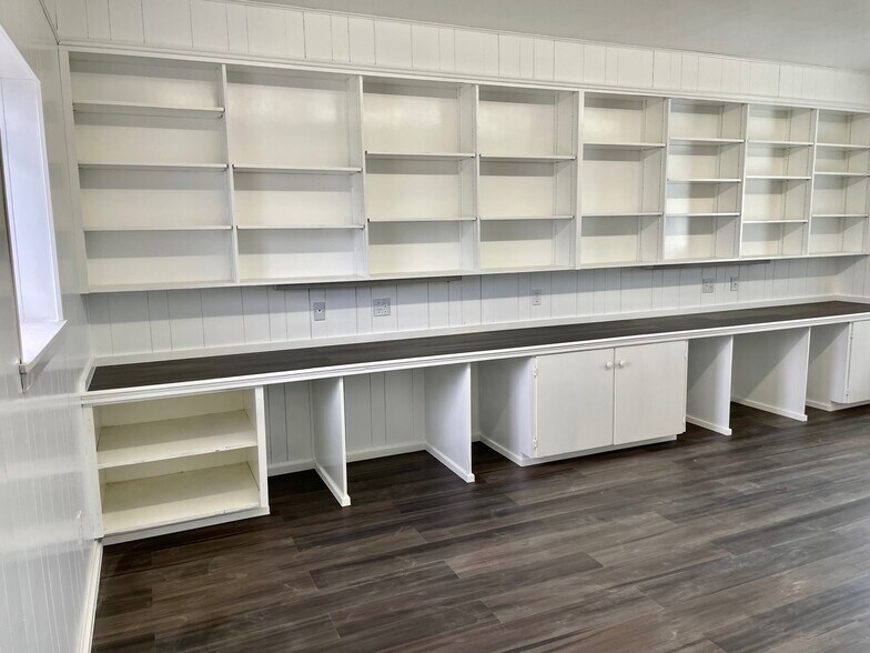More Photos Of 200-232 W New Braunfels St, Seguin Warehouse For Lease