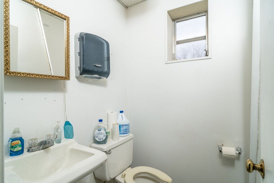 More Photos Of 52 Mid Valley Ln, Verona Warehouse For Lease