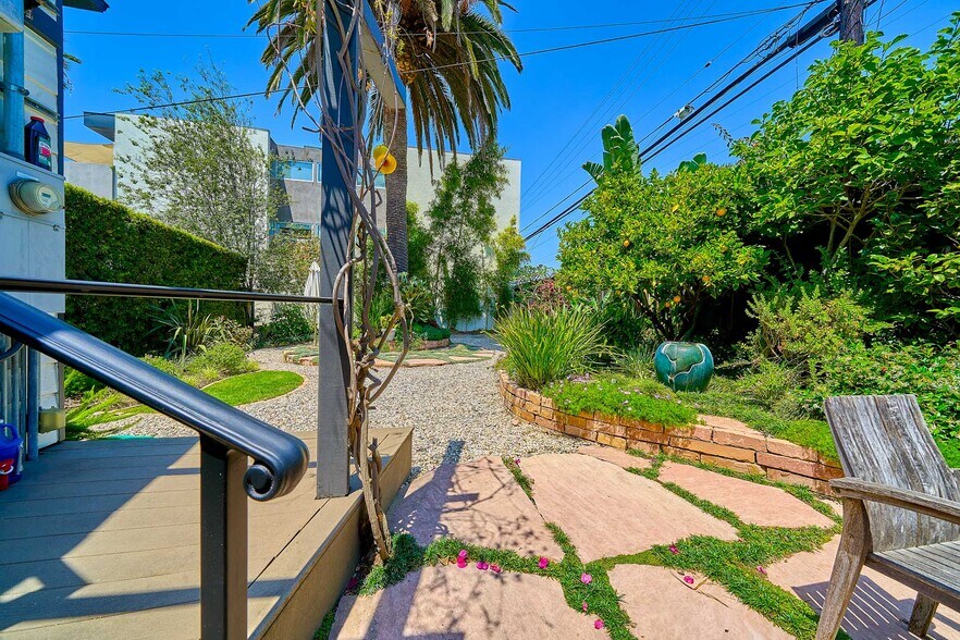 More Photos Of 1321-1325 Abbot Kinney Blvd, Venice Freestanding For Sale