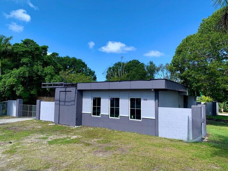 More Photos Of 575 N Washington Blvd, Sarasota Freestanding For Sale