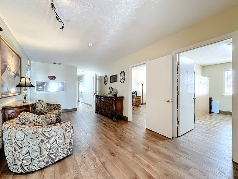 More Photos Of 1007 Manatee Ave, Bradenton Storefront Retail Office For Sale