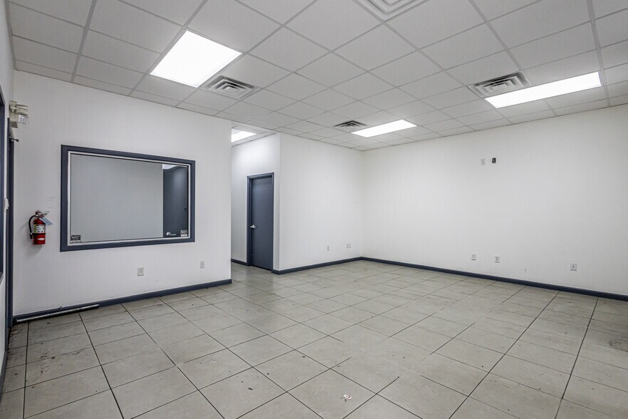 More Photos Of 13806 N Unitec Dr, Laredo Warehouse For Lease