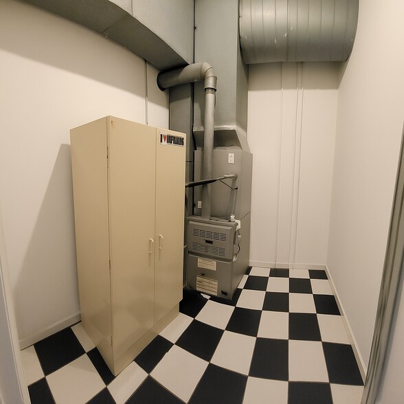 More Photos Of 2556 W Lawrence Ave, Chicago General Retail For Lease