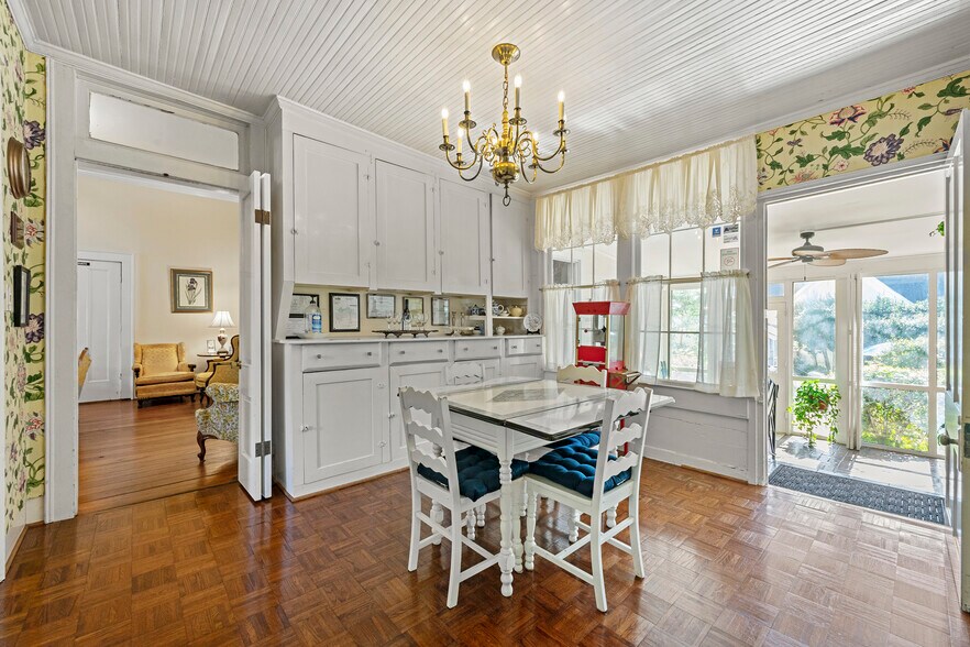 More Photos Of 132 E College St, Griffin Hospitality For Sale