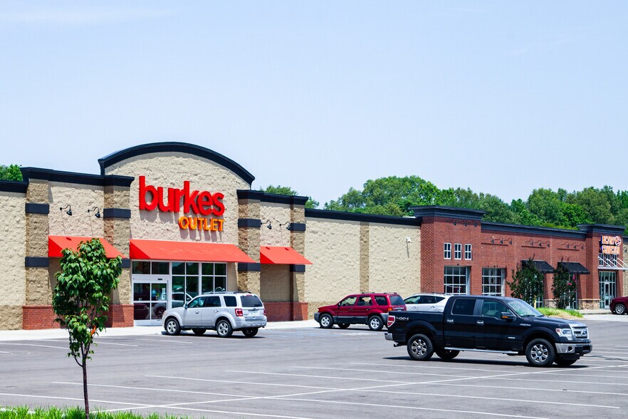 More Photos Of 129-145 Commons Dr, Martin Supermarket For Lease