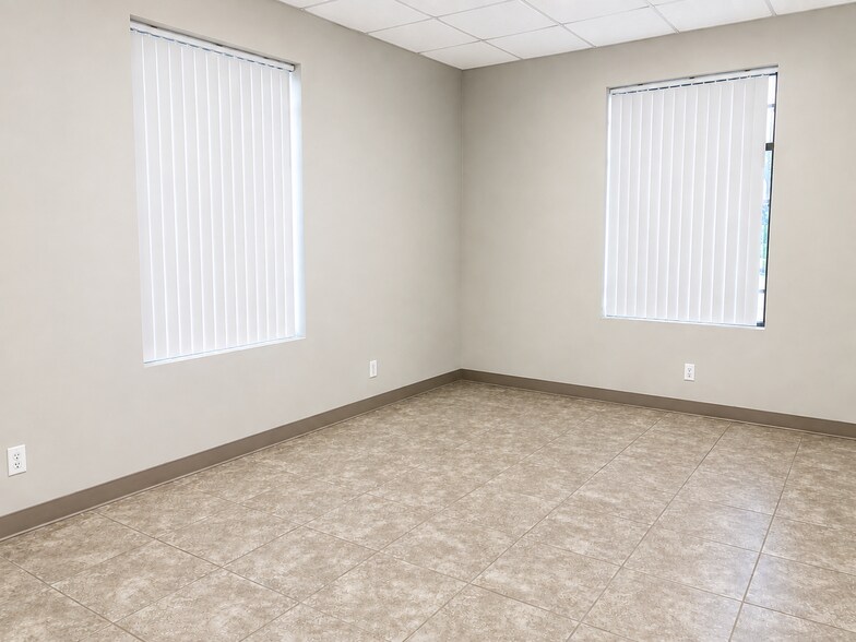 More Photos Of 10801 Brooklet Dr, Houston Warehouse For Lease