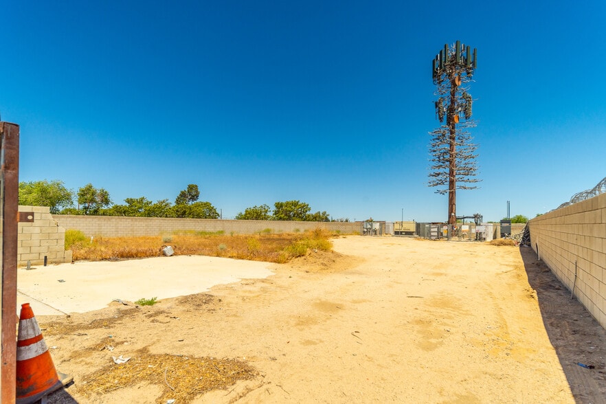 More Photos Of 8837 E Palmdale Blvd, Palmdale Research And Development For Sale