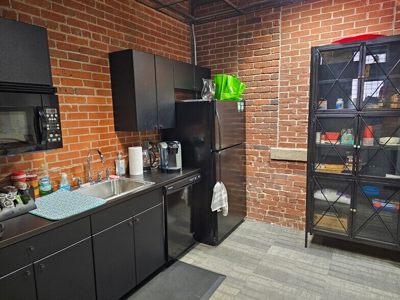 More Photos Of 7 S Laurens St, Greenville Office For Sale