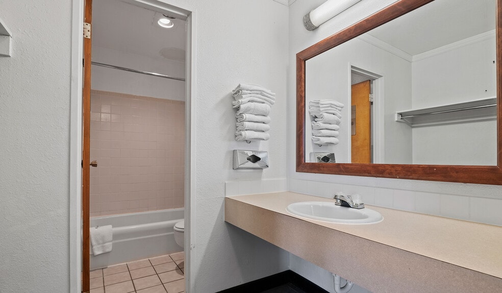 More Photos Of 700 Colorado Ave, Stratton Hotel For Sale