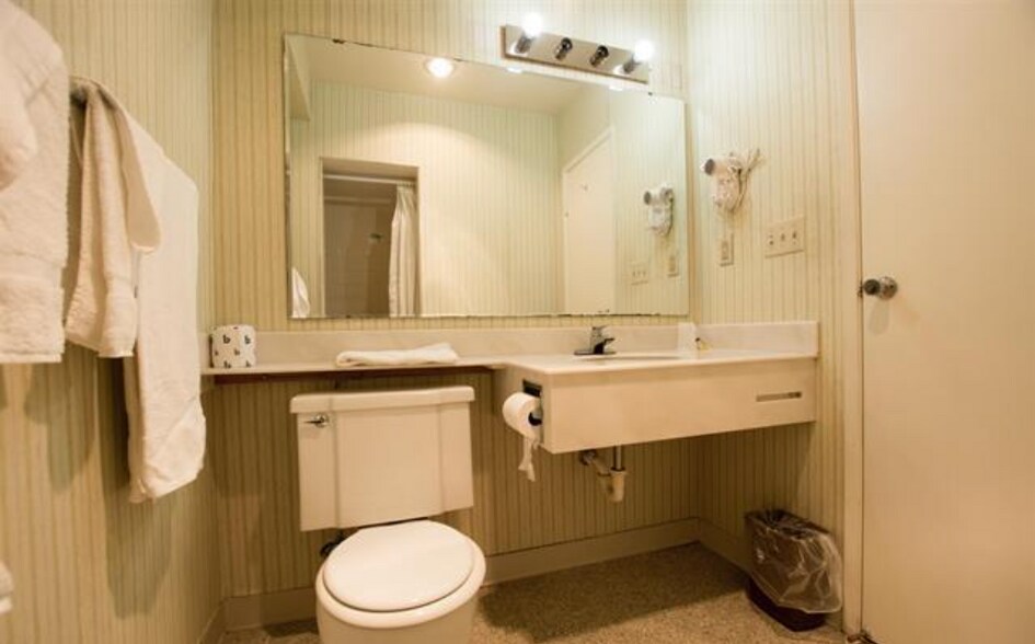 More Photos Of 302 6th Ave S, Clinton Hotel For Sale