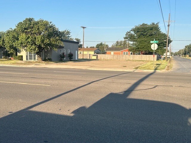 More Photos Of 1835 N Hobart St, Pampa Office For Sale