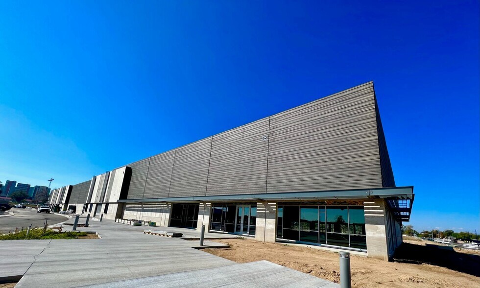 More Photos Of 2251 N Revere St, Aurora Light Manufacturing For Lease