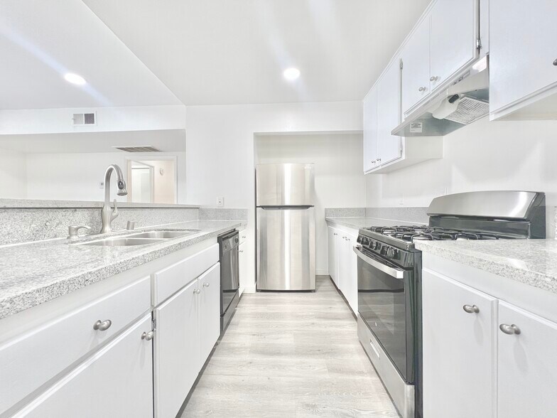 More Photos Of 7437 Haskell Ave, Van Nuys Apartments For Sale