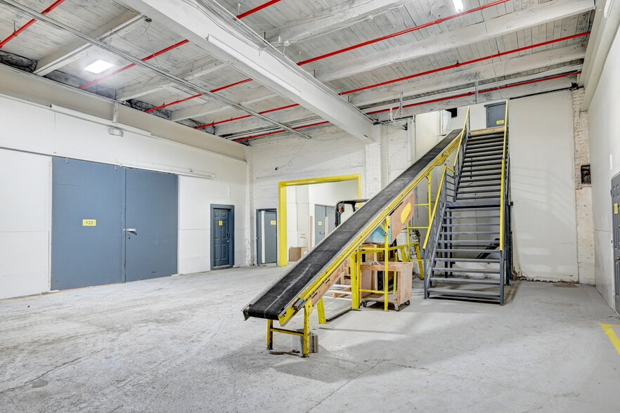 More Photos Of 299-399 Av Marien, Montréal-Est Warehouse For Sale