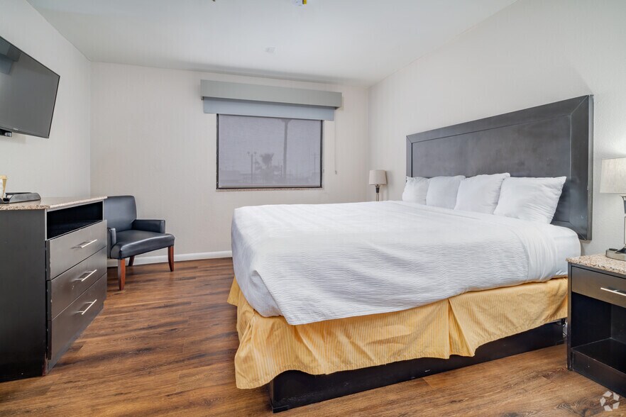 More Photos Of 3616 Veterans Blvd, Del Rio Hotel For Sale