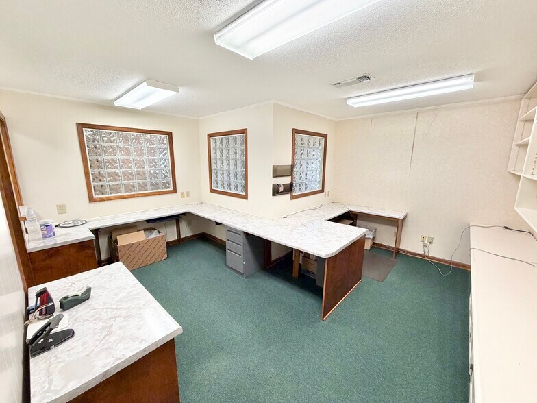 More Photos Of 105 N Hickory St, Aberdeen Flex For Sale