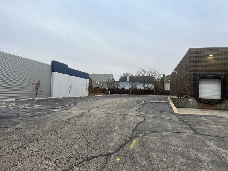 More Photos Of 1371-1375 Wilhelm Rd, Mundelein Distribution For Lease