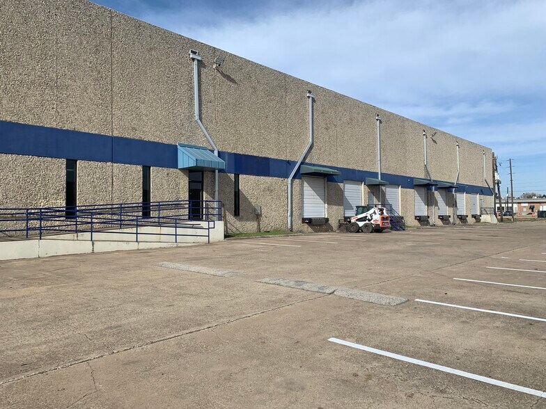 More Photos Of 119 Regal Row, Dallas Warehouse For Lease