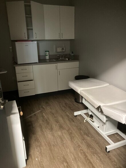 More Photos Of 3510 Clinton Pl, Lawrence Medical For Lease