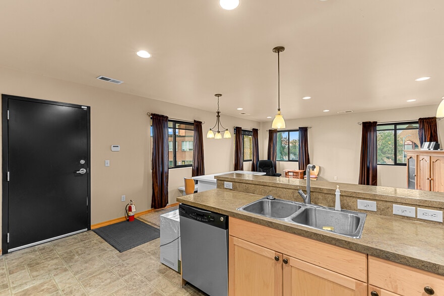 More Photos Of 10 N Chelan Ave, Wenatchee Veterinarian Kennel For Lease