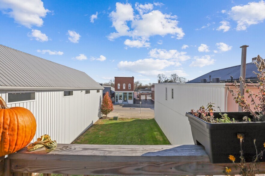 More Photos Of 14 W Depot St, Pataskala Showroom For Sale