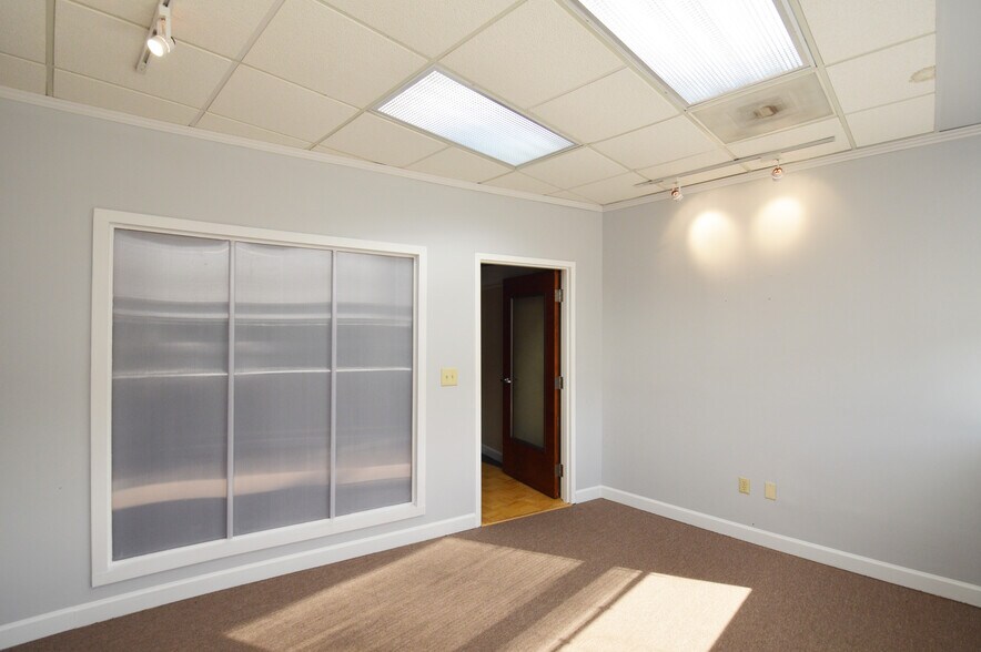 More Photos Of 5509 W Friendly Ave, Greensboro Office For Lease