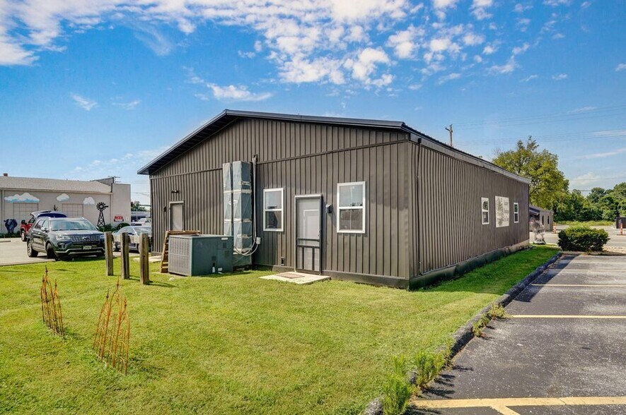 More Photos Of 108 W Mount Vernon St, Nixa Veterinarian Kennel For Sale