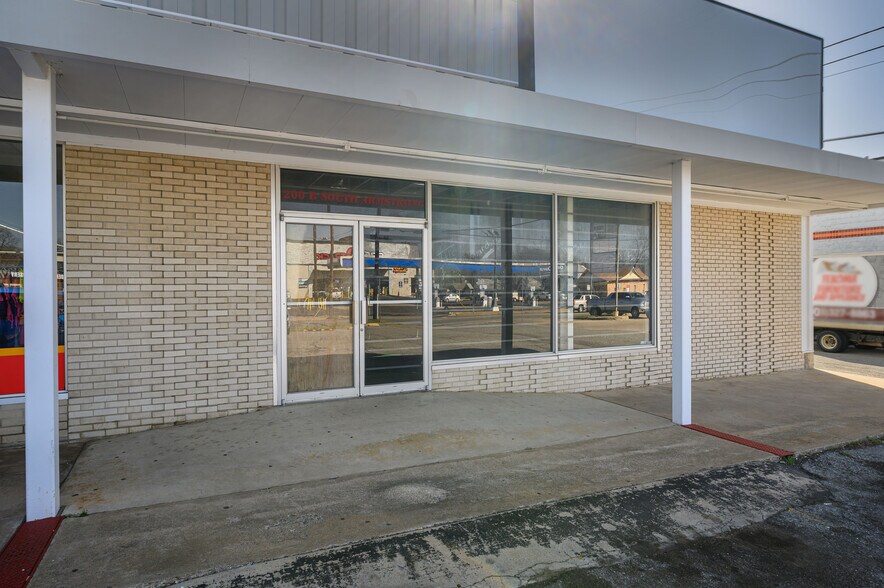 More Photos Of 200 S Armstrong Ave, Denison Storefront For Sale