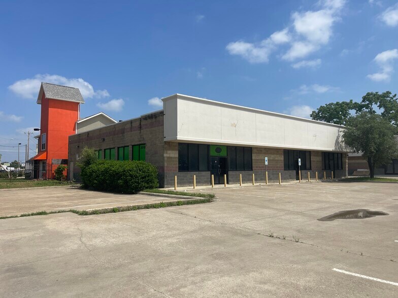 More Photos Of 2020 W Northwest Hwy, Dallas Freestanding For Sale