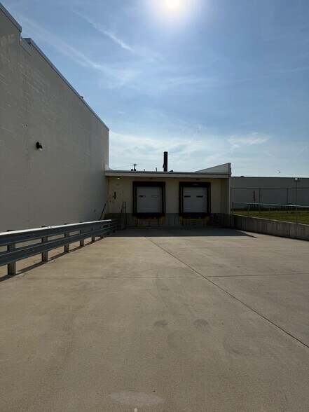 More Photos Of 211 Sylvania Ave, Toledo Manufacturing For Lease
