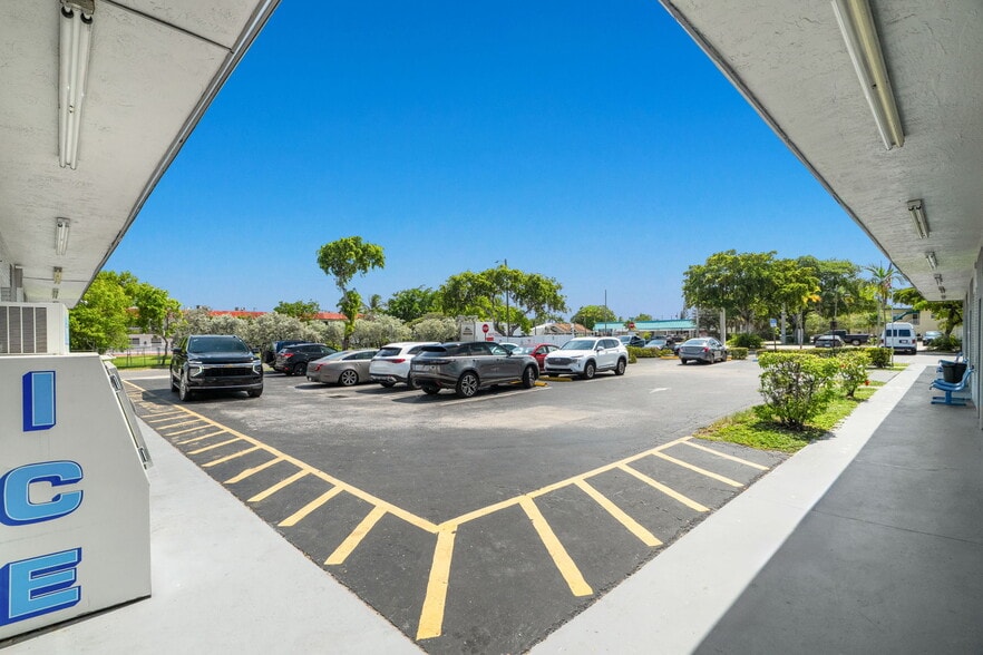 More Photos Of 265 S Federal Hwy, Dania Beach Storefront For Lease