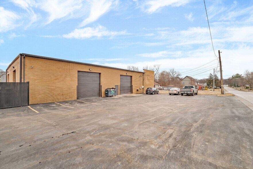 More Photos Of 3S340 Rockwell St, Warrenville Manufacturing For Lease