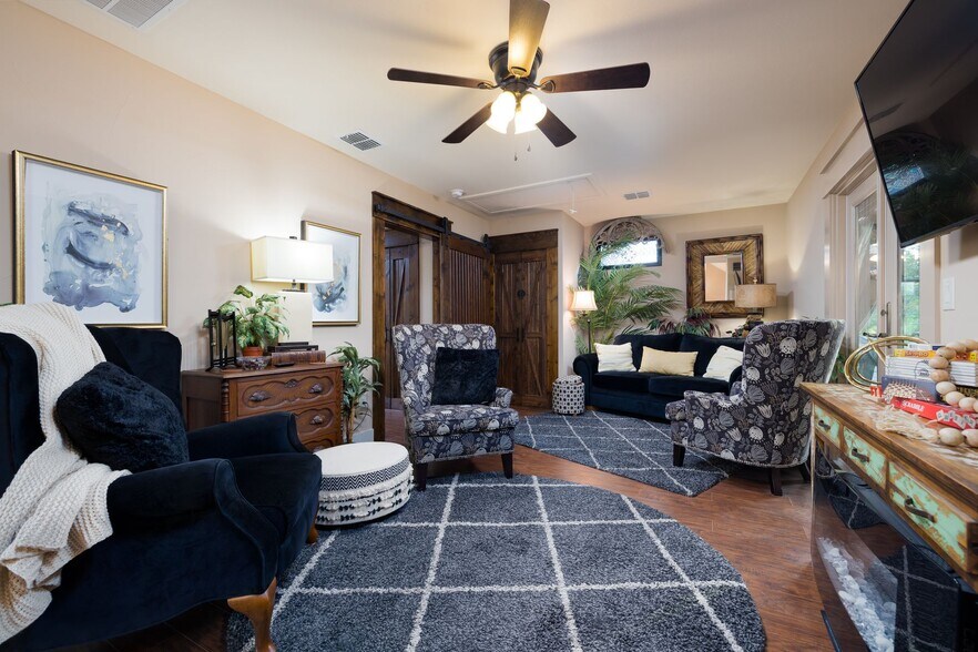 More Photos Of 504 Tivy St, Kerrville Flex For Sale