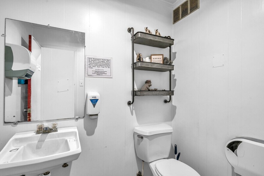 More Photos Of 5716 S NC 41 Hwy, Wallace Freestanding For Sale