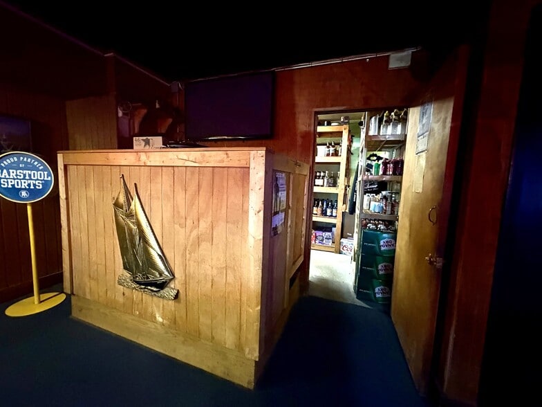 More Photos Of 160 Mayport Rd, Atlantic Beach Bar For Sale